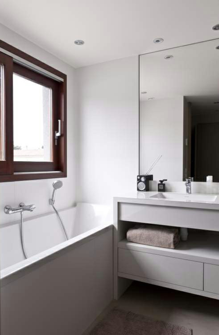 Salle de bains au design sans prétention en blanc et taupe design minimaliste simple salle de bains