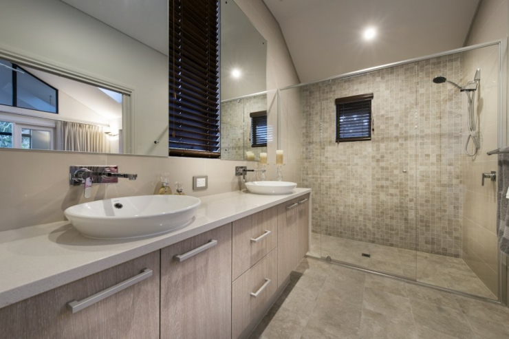 Salle de bains design épuré et minimaliste en gris / beige salle de bains luxe résidence secondaire plage vacances