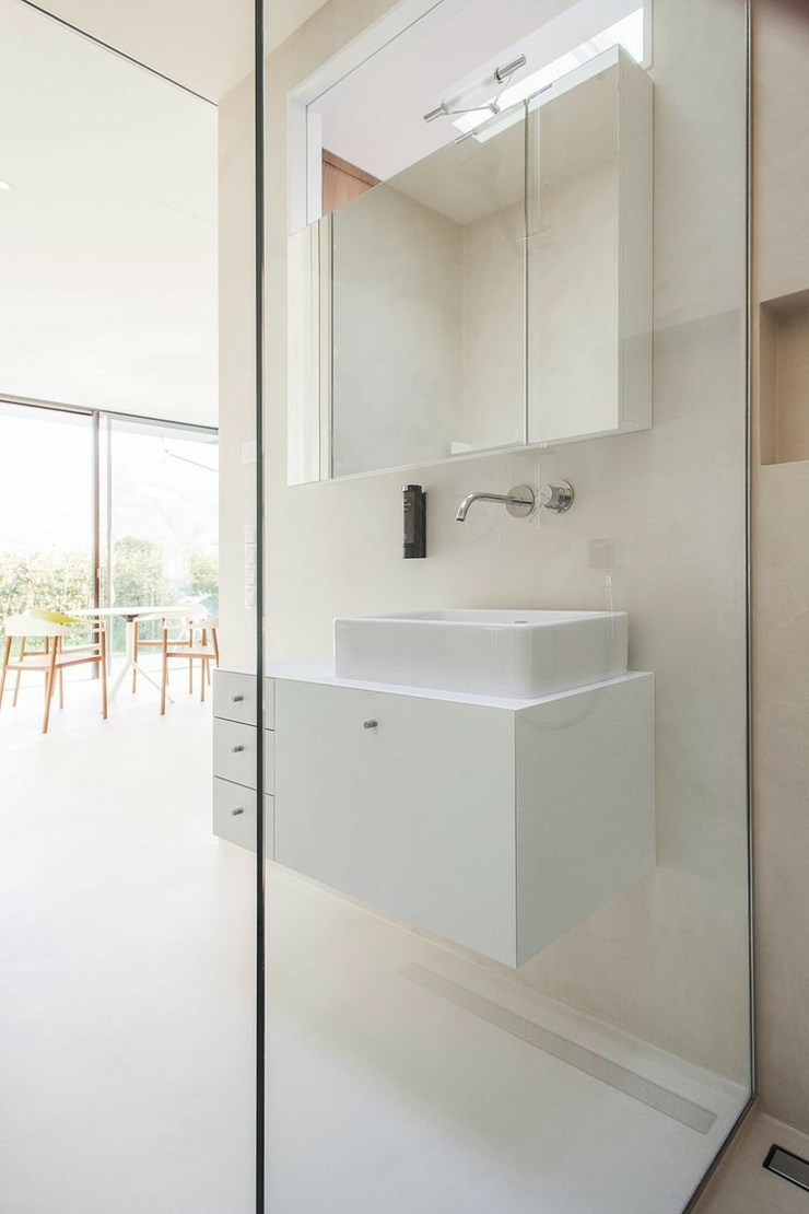 Cabine de douche à l’italienne et lavabo modernes salle de bain contemporaine studio à louer