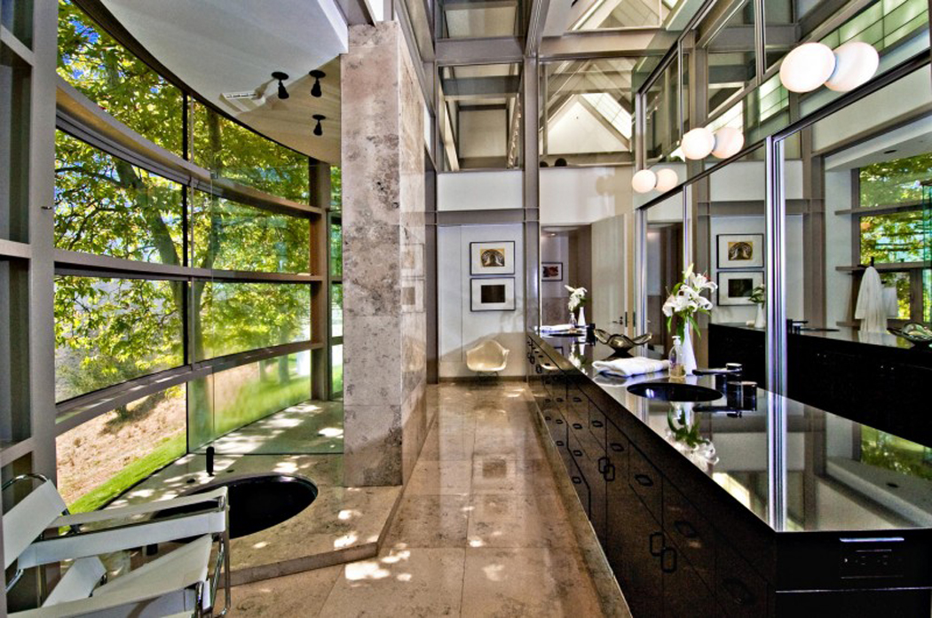 La salle de bains attenante offrant une ambiance luxueuse en marbre Magnifique salle de bains au design luxueux