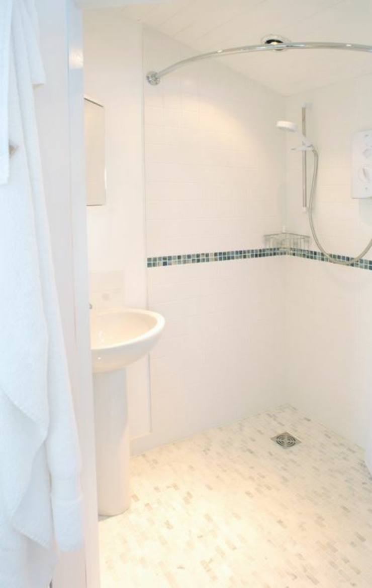 Salle de bains en blanc avec coin douche salle de douche fonctionnelle