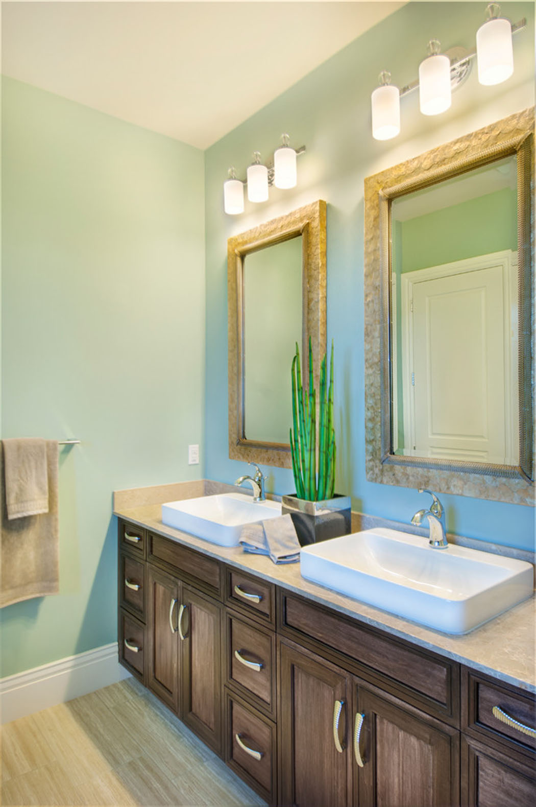 Une des salles de bains de cette belle demeure de charme côtier salle de bain design classique bois
