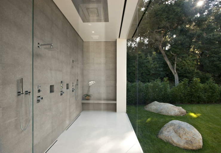 Grande cabine de douche italienne douche italienne au mur de verre propriété vue