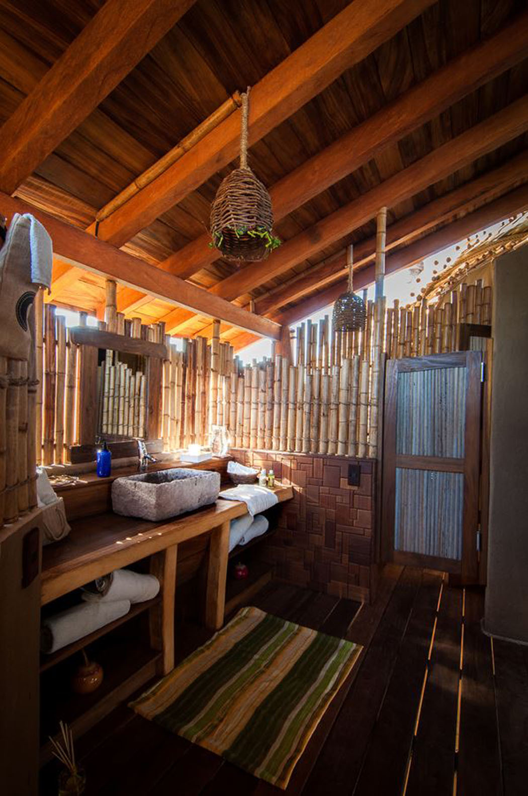 La salle de bains située au rez-de-chaussée de la villa arbore des éléments en pierre et en bois salle de bain bois et pierre éco verte