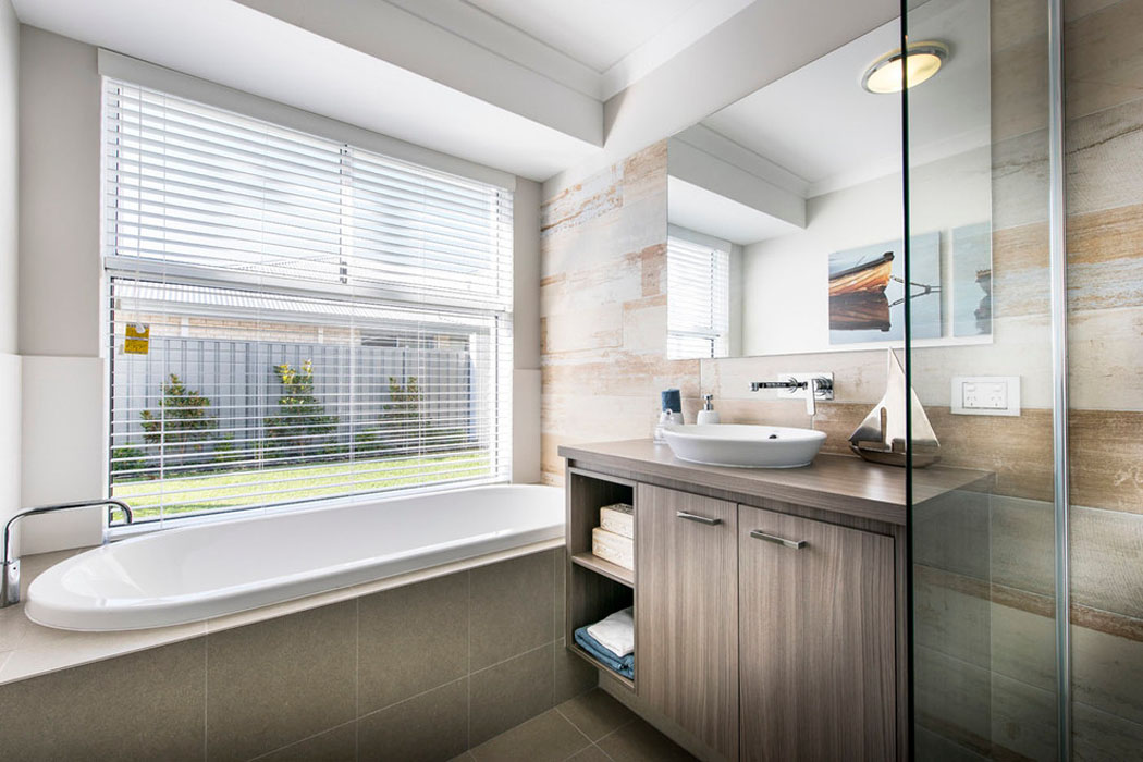 Petite salle de bains avec cabine de douche italienne et une baignoire pratique salle de bain chambres d'amis maison de vacances