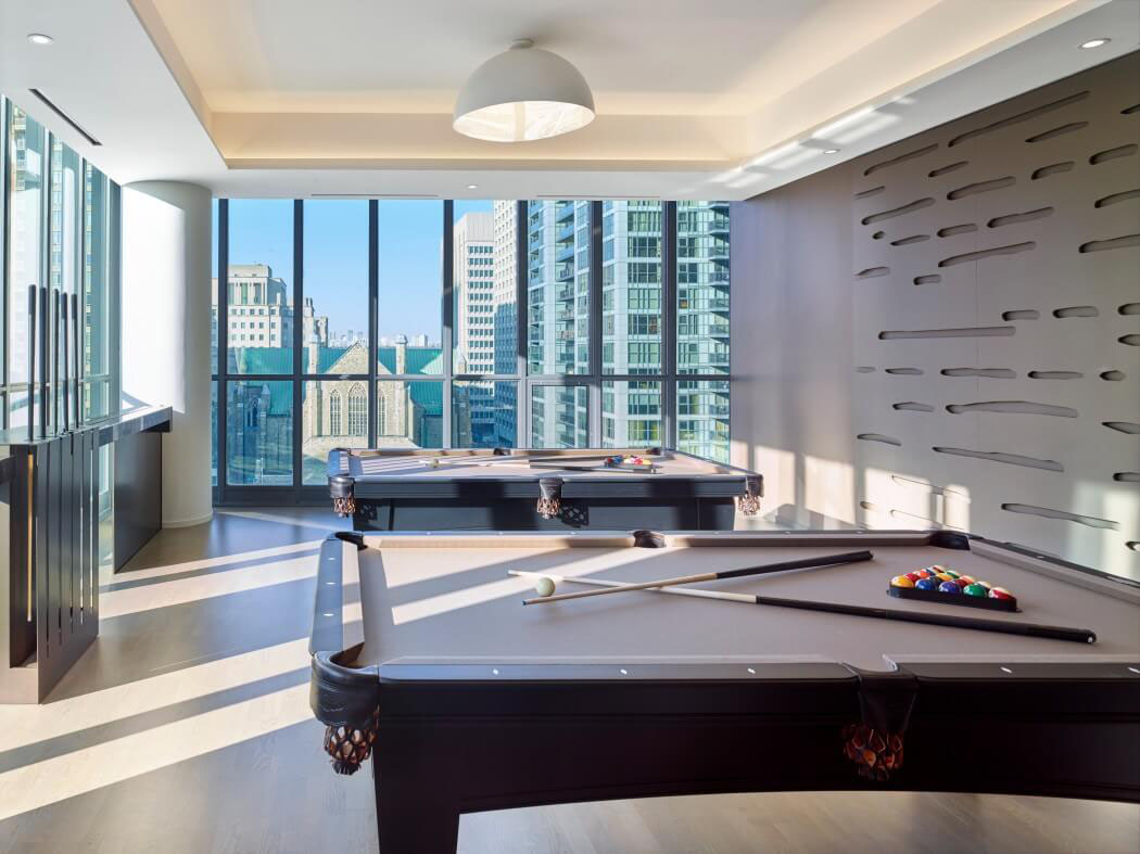 La salle de billard située à côté du café avec une vue impressionnante sur la ville salle de billard immeuble de luxe standing