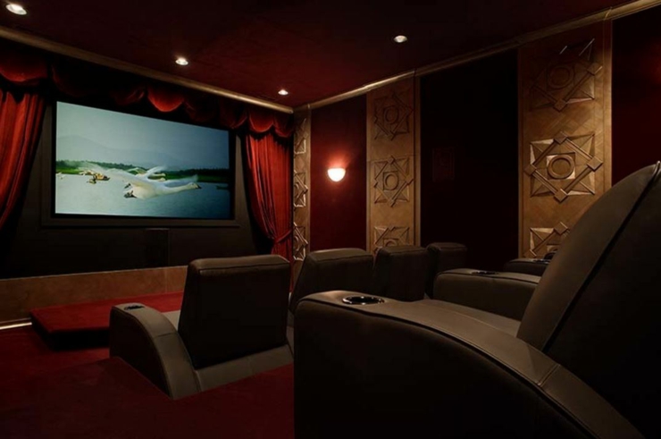 Salle privée de cinéma aménagée dans cette maison rustique campagnarde salle de cinéma privée maison de prestige