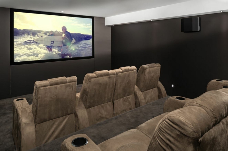 Cette belle maison d’architecte possède sa propre salle de ciné salle de ciné privée maison de luxe