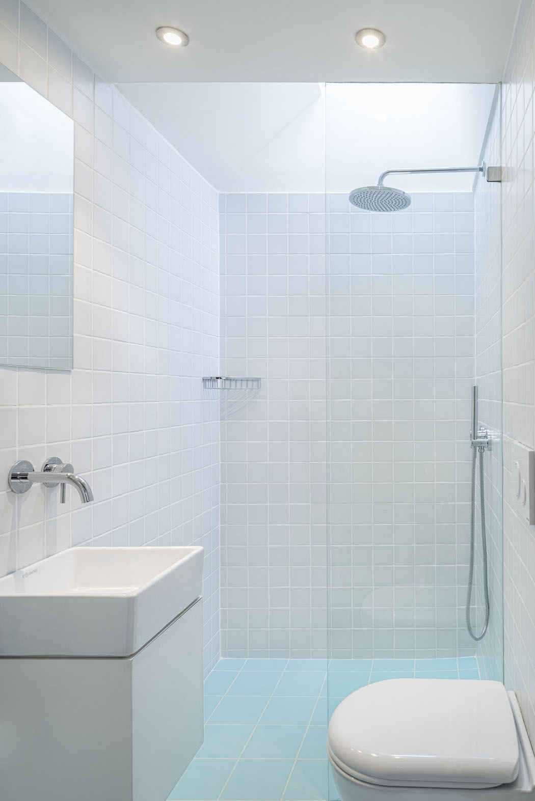Seconde salle d’eau située à l’entrée de cet appartement au design éclectique moderne petite salle de bain douche moderne