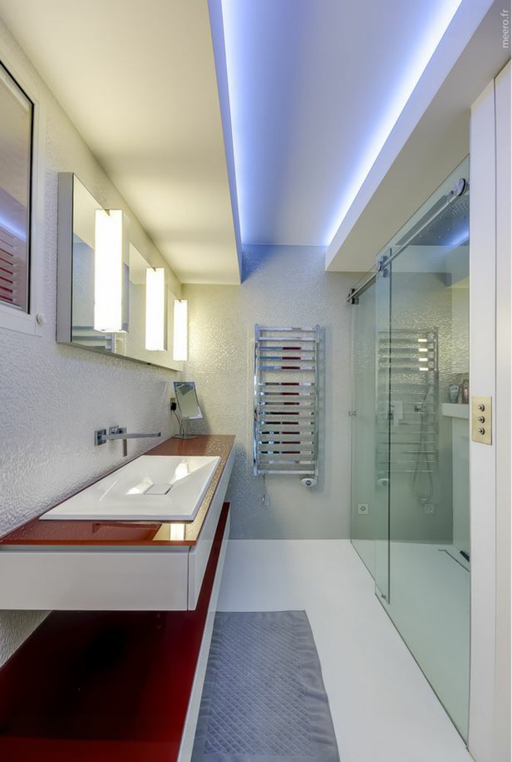 Salle d’eau en longueur avec une belle cabine de douche salle de bains appartement luxe