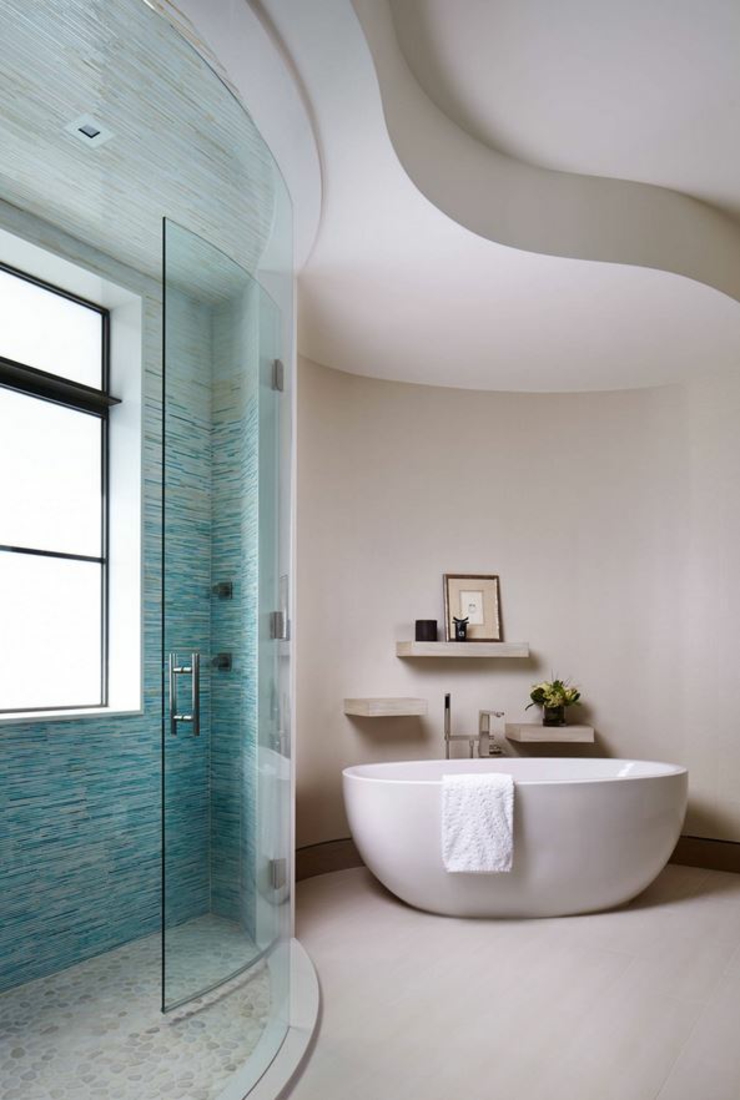 Une des salles de bains de cette résidence de vacances de luxe salle de bain design blanc turquoise