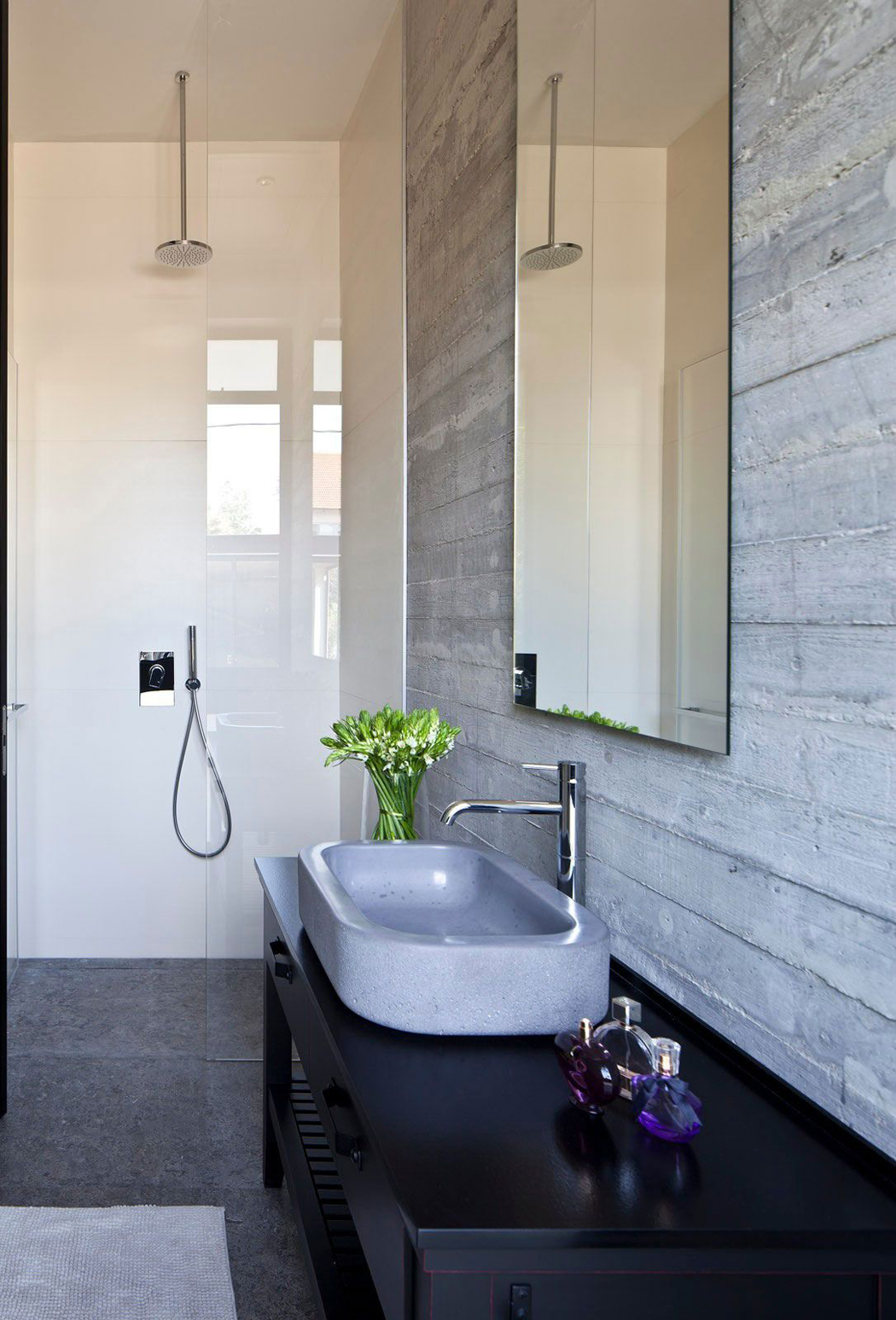 Petite salle d’eau en longueur avec une jolie douche italienne jolie salle d'eau design élégant