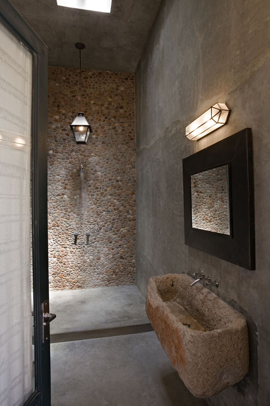 Salle de bain luxe au design très rustre