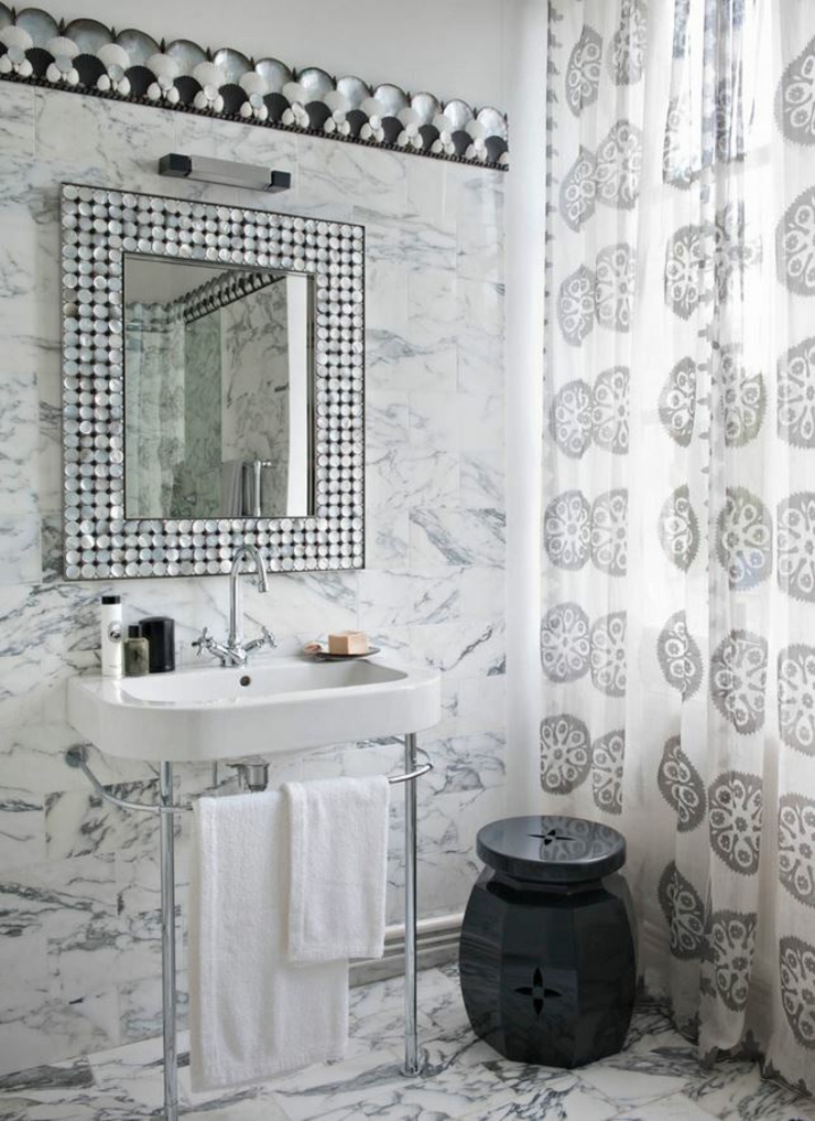 Salle de douche en marbre blanc de cette maison secondaire douche au design retro campagnard
