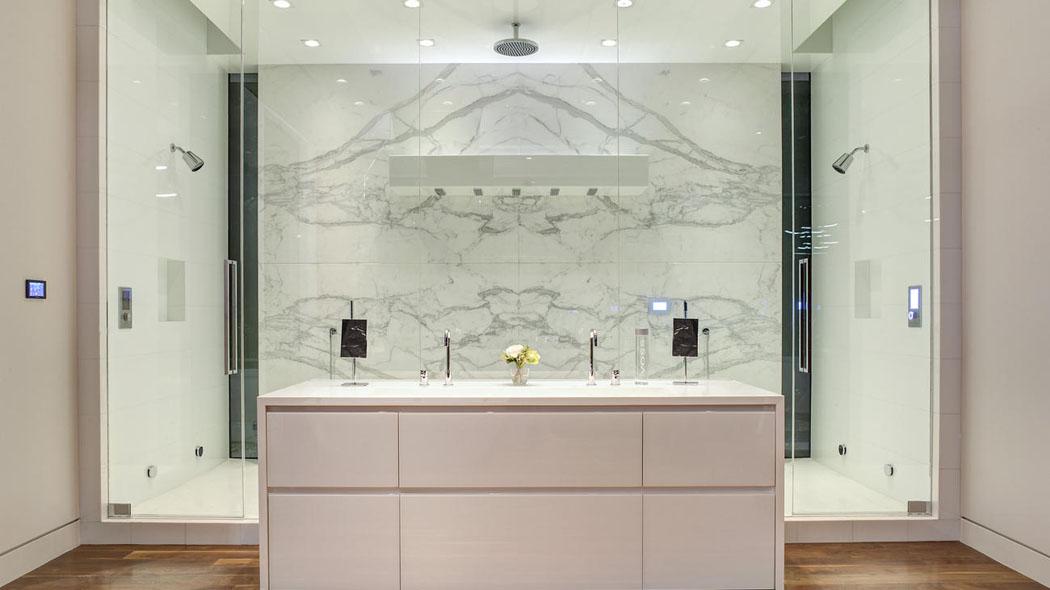 Double cabine de douche au marbre blanc pour un luxe à la hauteur du standing de cette propriété de prestige marbre qualité prestige salle de bains luxe