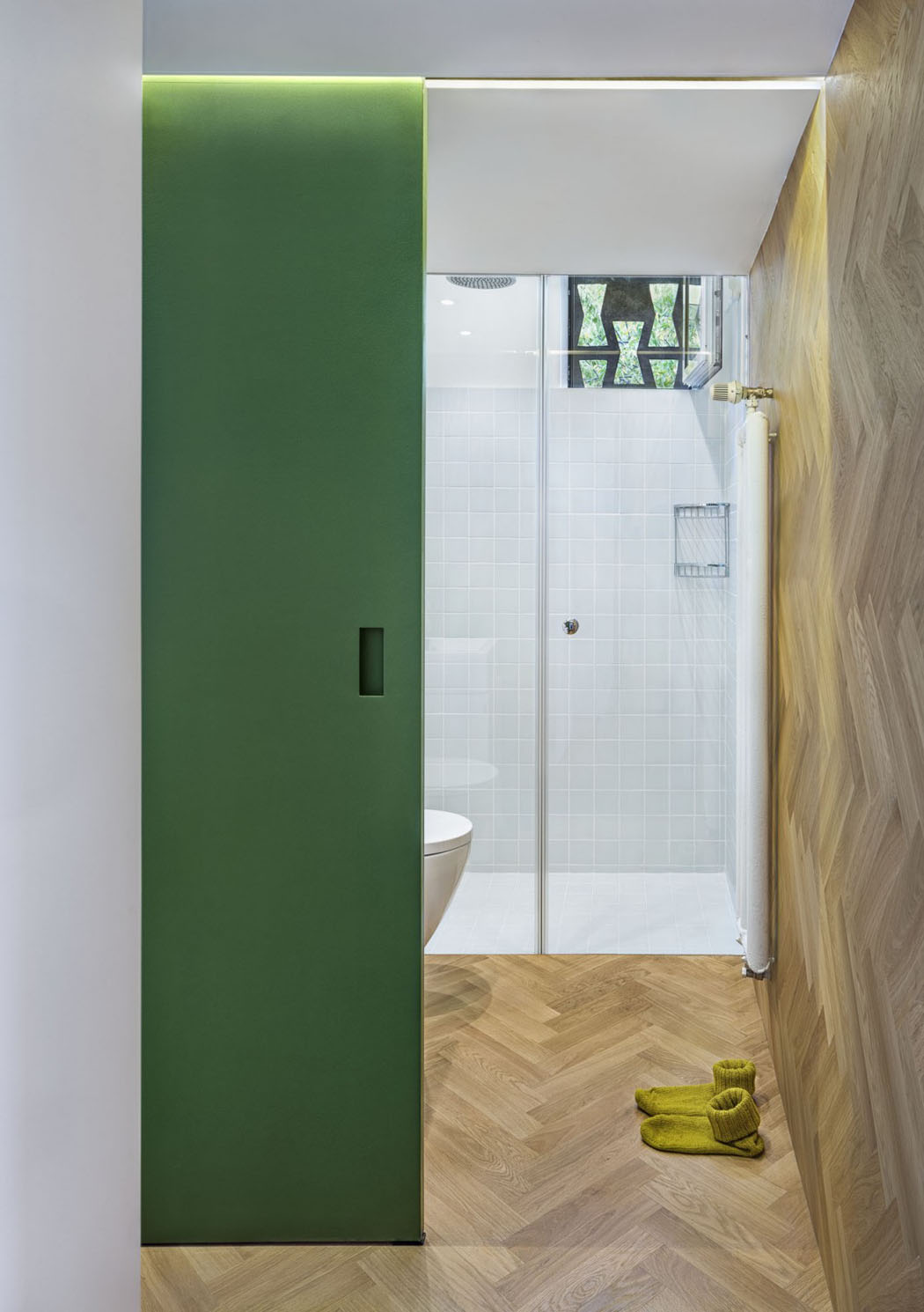 La petite salle de bains/ douche privative du design intérieur original avec le bois au sol et mur originale salle d'eau appartement