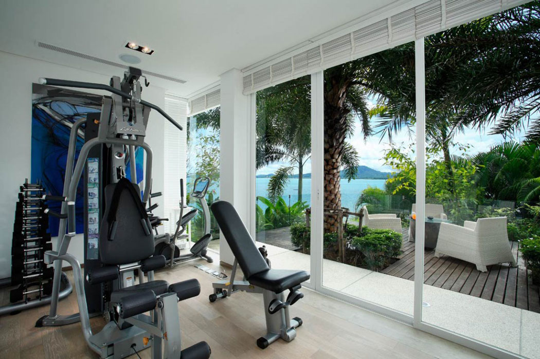Salle de sport totalement équipée afin de commencer/ finir la journée de façon tonique salle de sport résidence de standing phuket vacances thailande