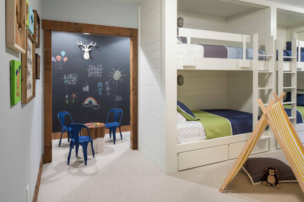 La chambre des enfants n’est pas très grande mais est aménagée d’un coin de jeux sympa décoration idées salle de jeux chambre lits superposés enfants