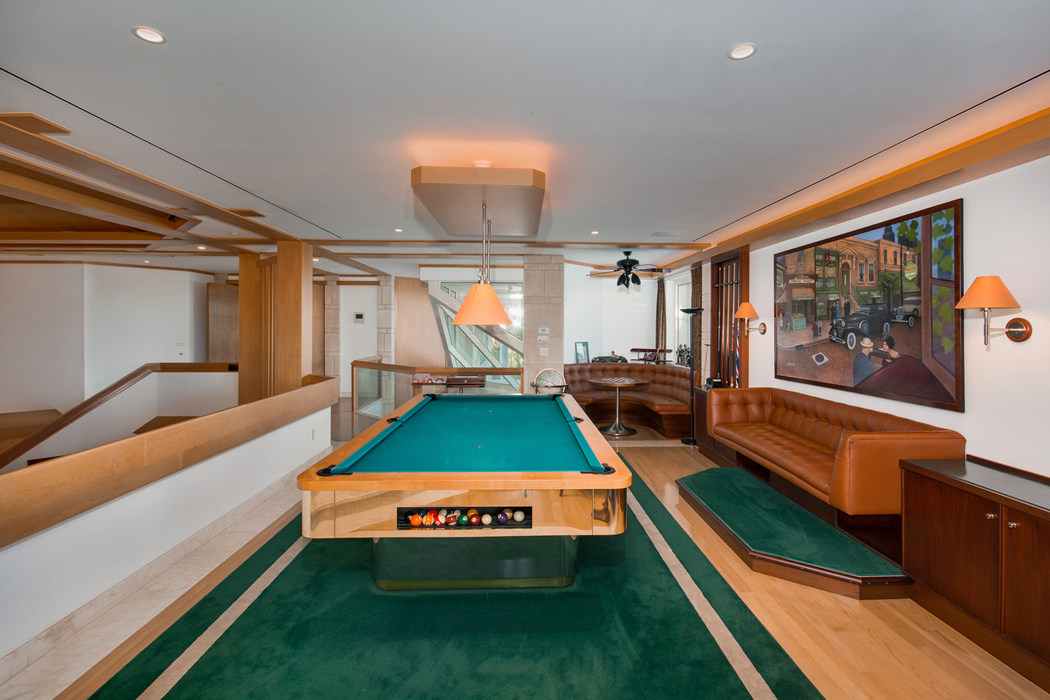 Salle de jeux avec table de billard et canapé Chesterfield confortables salle de billards club gentlemen