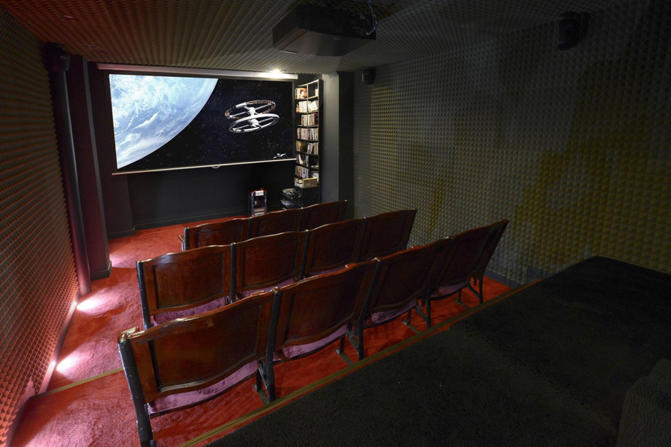 Cette propriété de prestige au cœur de Paris possède un salon privé de ciné avec quinze places Salle de projection privé résidence de prestige