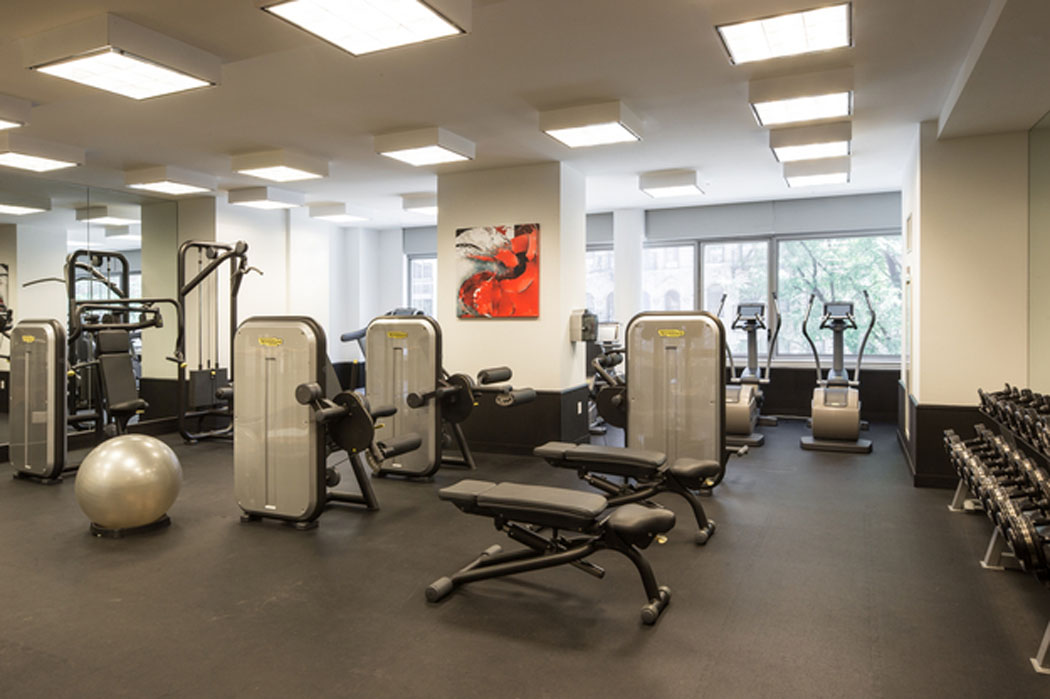 Salle de sport pour les propriétaires des appartements de cet immeuble de luxe salle de fitness prestations luxe gratte-ciel résidentiel