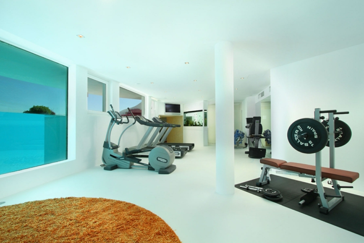Spacieuse salle de sport au rez-de-chaussée de cette villa de vacances salle de fitness villa de prestige