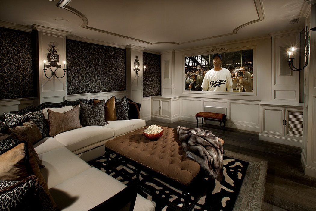 Petit salon à l’écran plat géant afin de pouvoir apprécier des séances de ciné et matchs de sport salon télé de tout confort à la maison luxe
