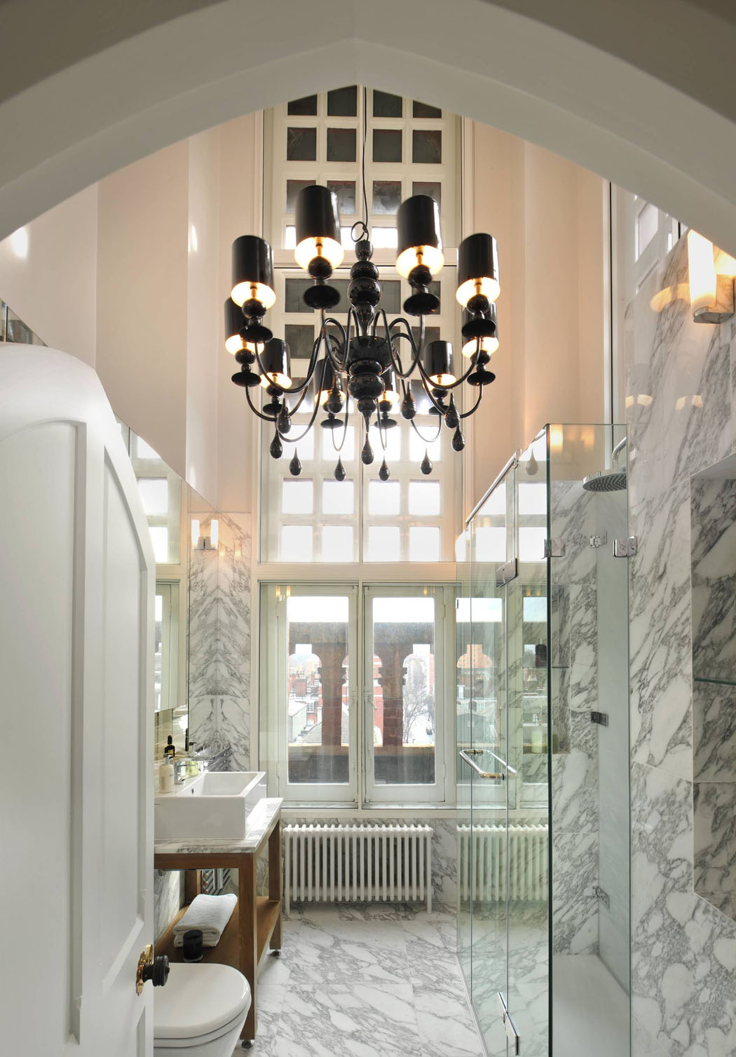 La salle d’eau au design luxueuse attenante à l’une des deux chambres du rez-de-chaussée belle salle de bains elegante
