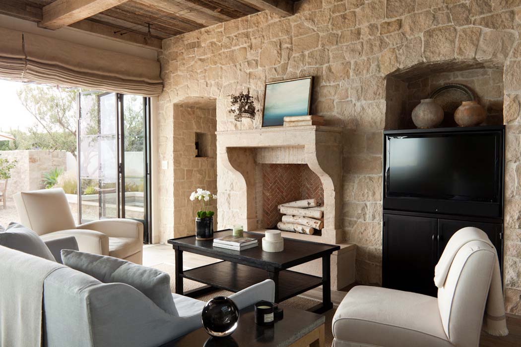 Un design intérieur rustique avec des murs en pierre et de belles poutres apparentes design intérieur rustique maison de plage