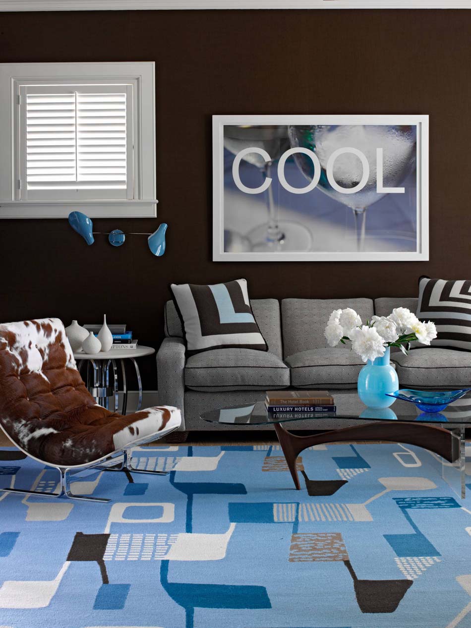 Petit salon situé dans le bureau dans des couleurs foncées et contrastées séjour intéressant bureau maison de vacances chic