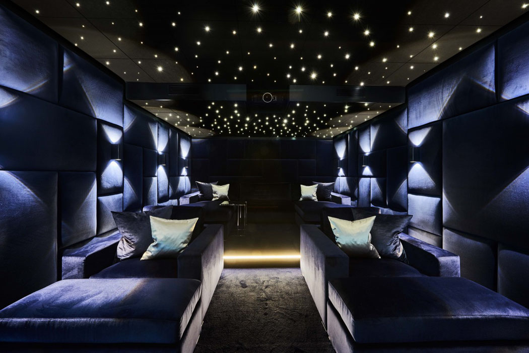 Une salle de projection privée fait partie des atouts indéniables de cette belle villa exotique belle salle de cinéma privée maison secondaire de luxe mer