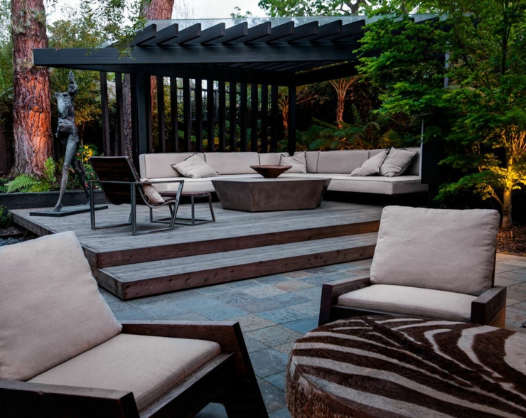 La terrasse, couverte par une jolie pergola en bois salon de jardin luxe