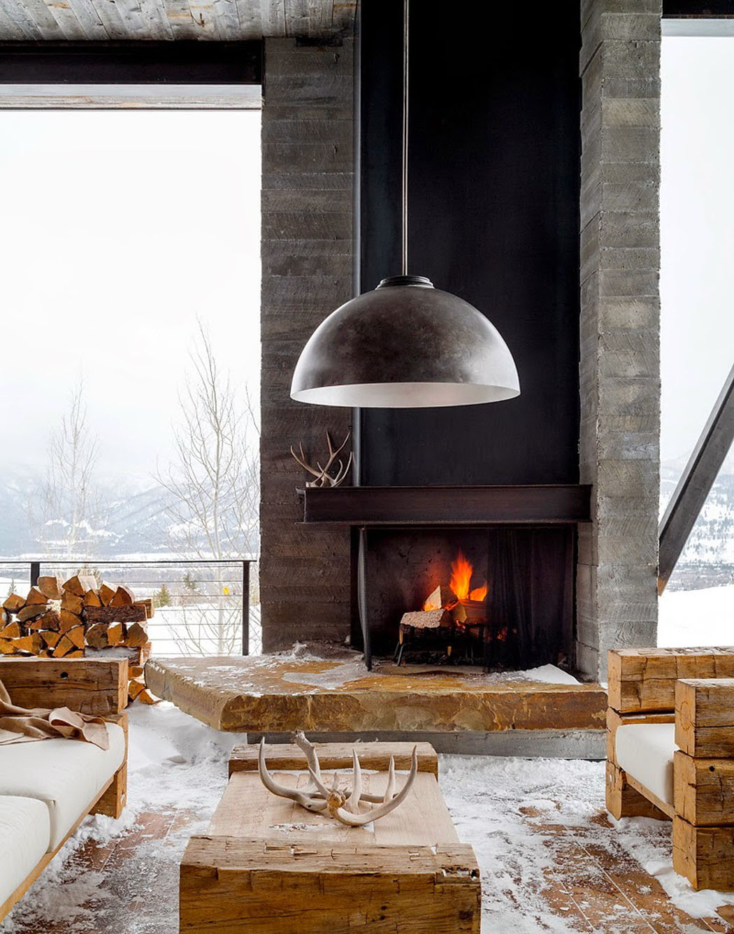 Couverte et panoramique, cette terrasse représente l’espace préféré des propriétaires cheminée extérieure design luxe