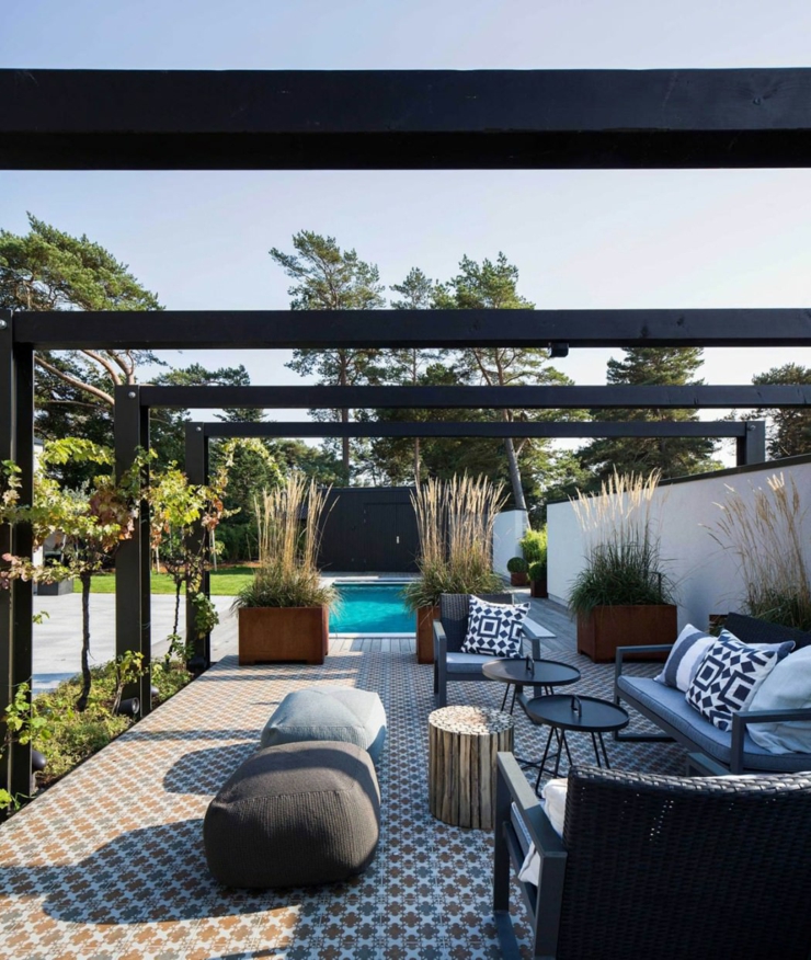 Petit salon outdoor sous une pergola de cette maison familiale coin salon extérieur maison familiale
