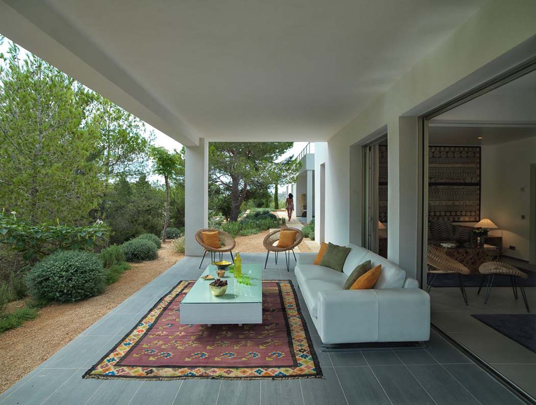 Salon extérieur couvert pour profiter des températures agréables et climat doux des Baléares salon aménagé terrasse demeure secondaire mer