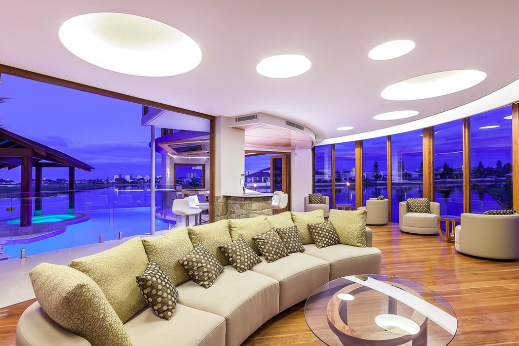 Le séjour principal de cette luxueuse maison de vacances moderne Séjour avec vue sur mer maison de vacances