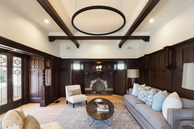Séjour principal avec cheminée totalement rénovée située au rez-de-chaussée salon principale boiseries bois exotique