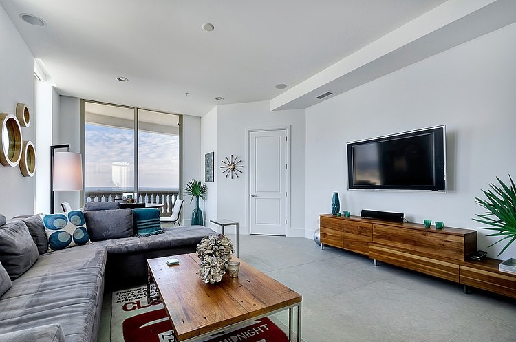 Petit salon consacré aux multimédia de cette propriété de luxe séjour meubles design appartement de vacances