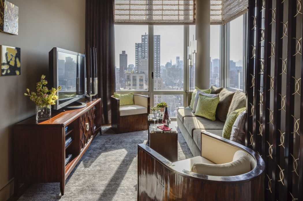 Une demeure de prestige possède un salon séparé spécialement dédié à la télévision salon tv appartement de grand standing new york