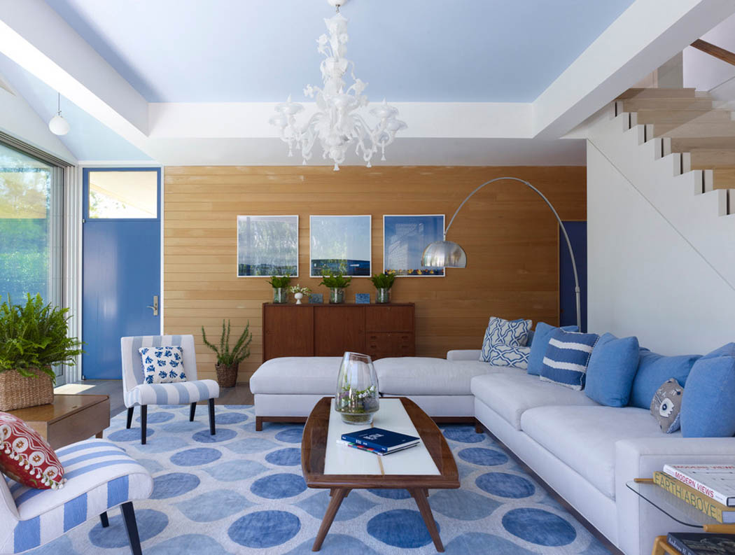 Petit salon accueillant et lumineux grâce à sa baie vitrée donnant sur le jardin salon en blanc et bleu convivial