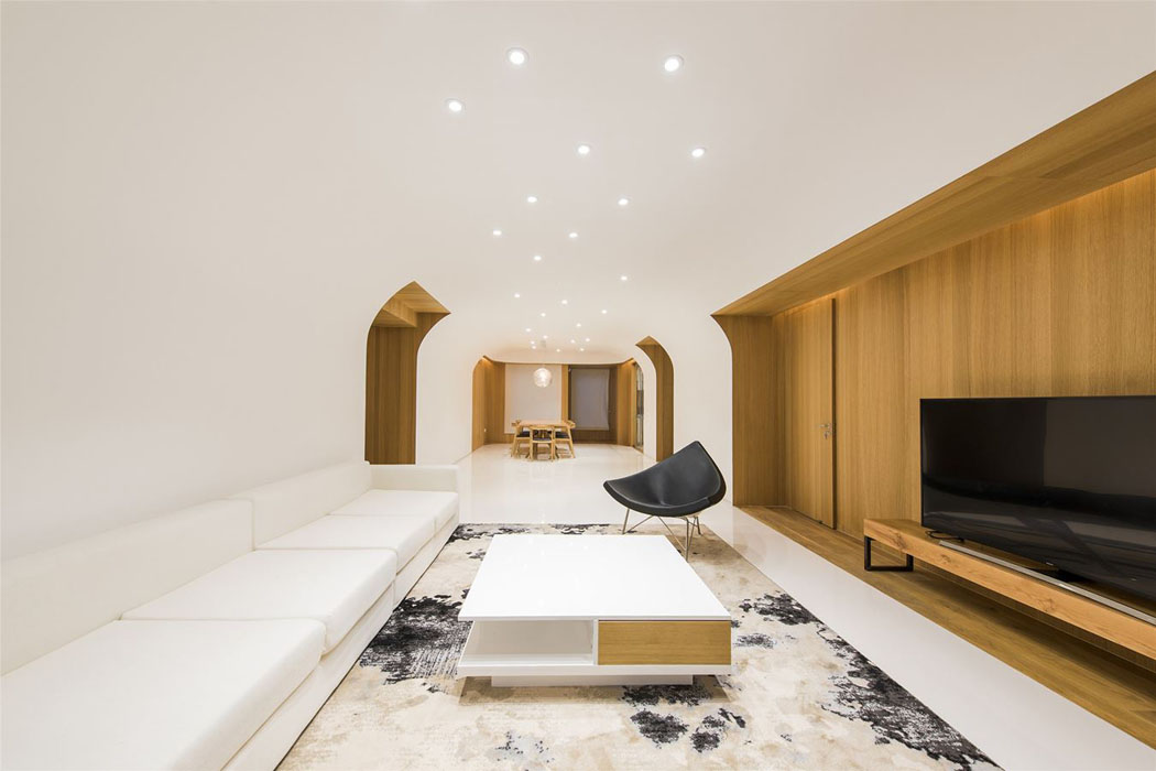 Au second niveau de cette maison de ville il y a de grands espaces de vie aux meubles en chêne, plongés dans l’ambiance ultra contemporaine voire futuriste maison chic moderne aménagement futuriste épuré