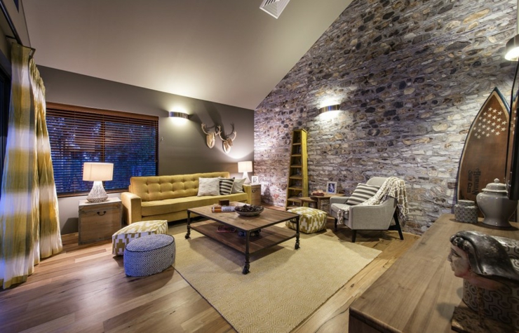 Petit salon de détente aux couleurs joyeuses maison de vacances design intérieur rétro