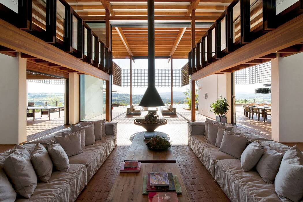 Salon de la pièce principale de vie donnant directement sur la terrasse et la piscine Façade ouverte pour une vue imprenable