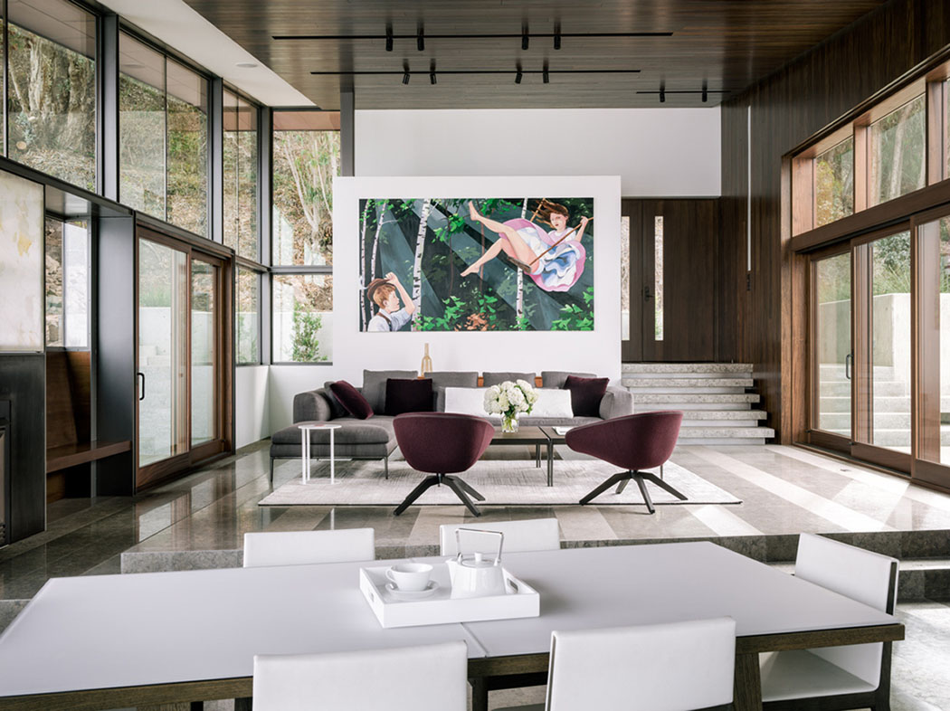 La pièce principale de cette belle demeure se distingue par un minimalisme raffiné meuble design luxe maison de prestige avec vue