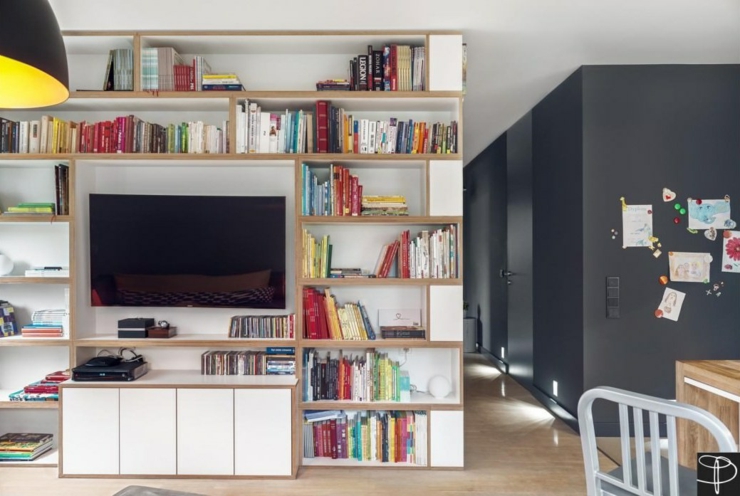 La bibliothèque pleine de livres de cet appartement moderne séjour ameublement design contemporain