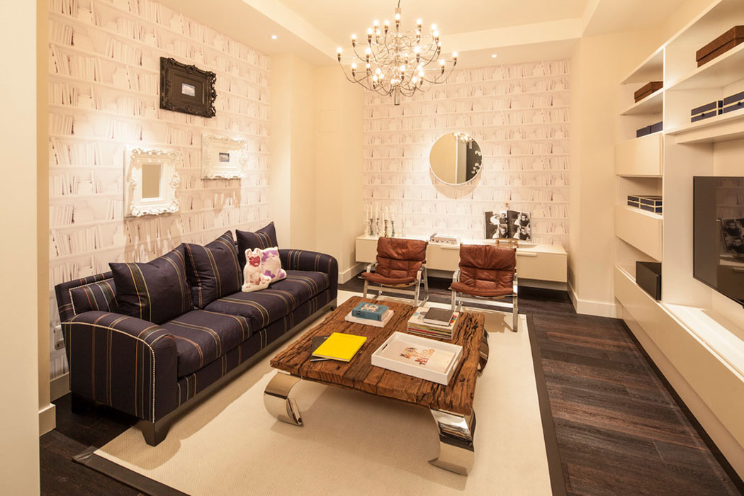 Un salon privé séparé de la pièce principale et à la déco murale trompe-l’œil est consacré à la télé salon tv family room appartement de luxe