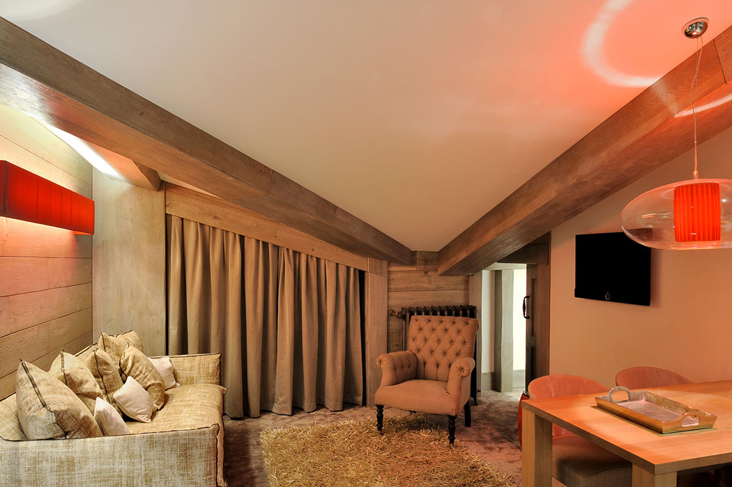 Suite avec un salon agréable pour regarder la télé dans cet appartement de vacances design élégant rustique cocooning appartement de vacances