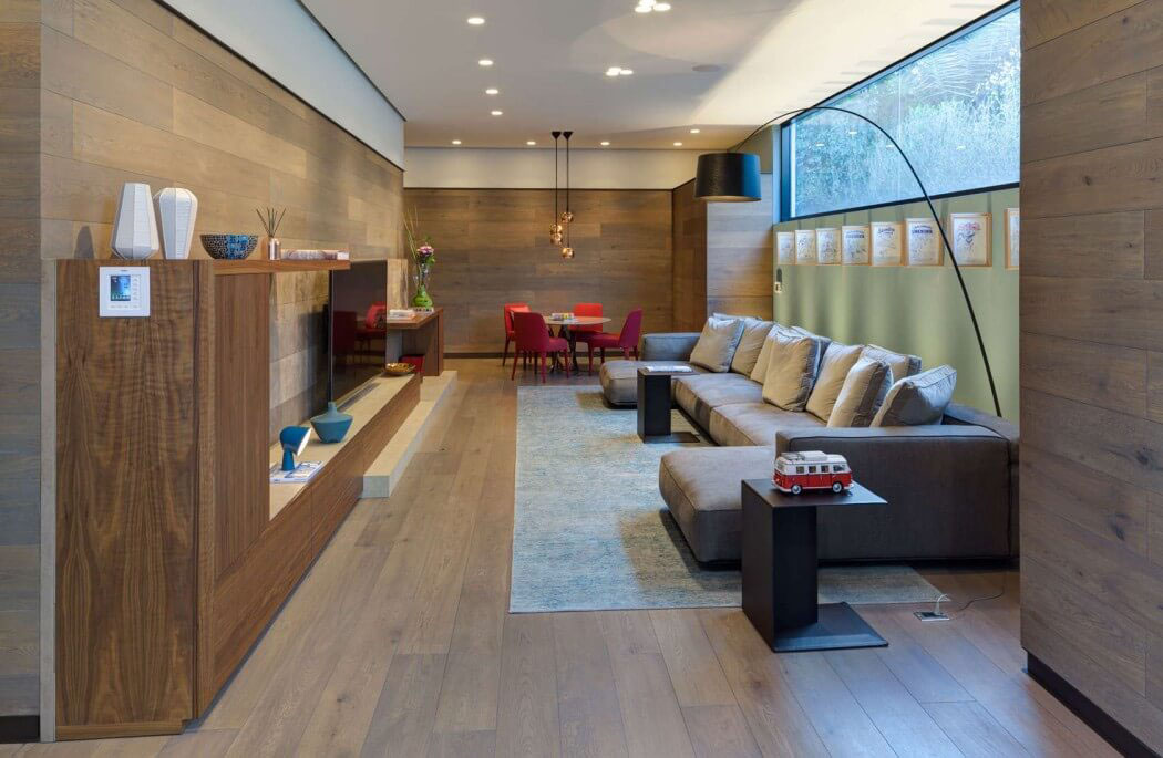 Aménagement de tout confort pour cette « familiy room » afin de créer une ambiance bon enfant salon télévision mobilier design maison moderne