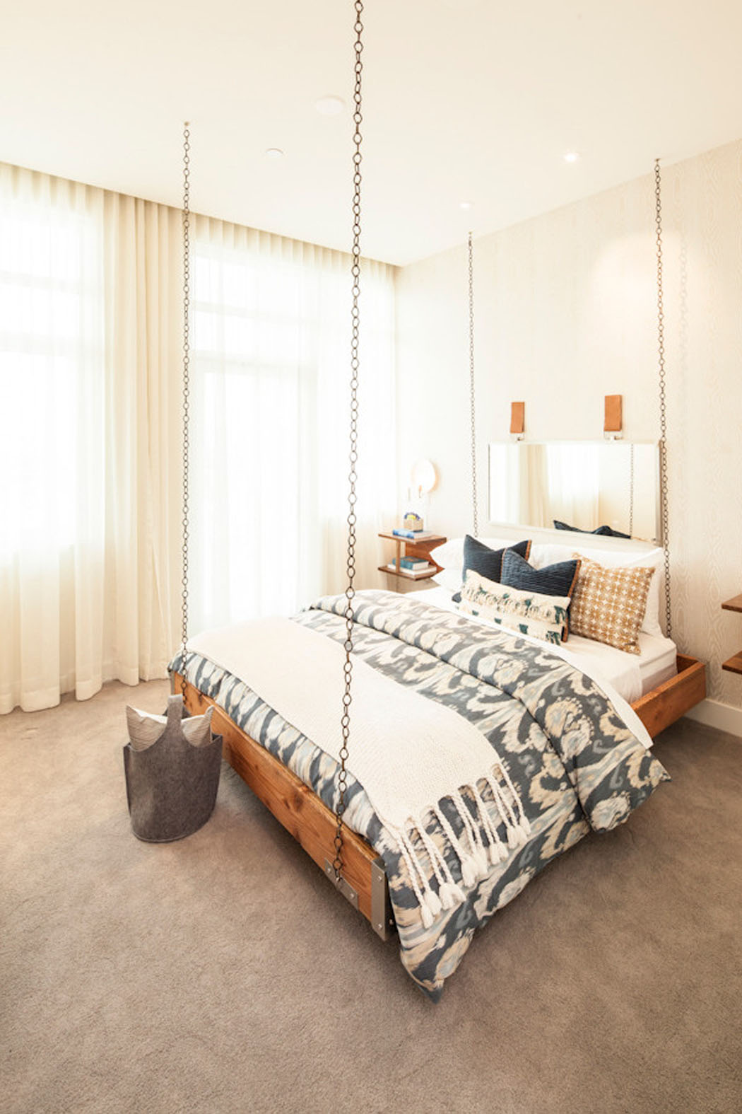 Une surprise déco et pas seulement : un lit suspendu permettant une relaxation complète lit suspendu aménagement sympa chambre