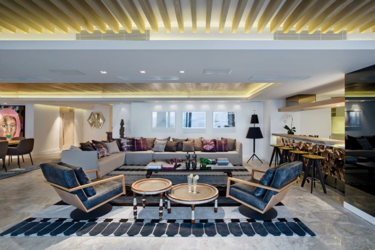 Le séjour au grand canapé confortable et la cuisine au comptoir brillant intérieur appartement de vacances luxueux